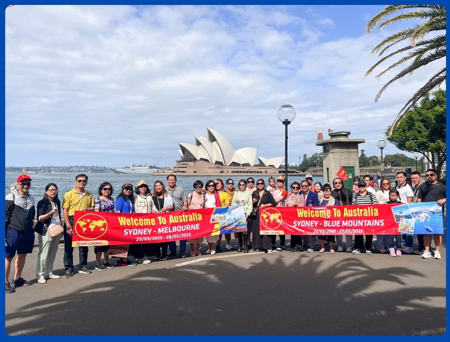 Đoàn Khách Top Ten Travel checkin tại Nhà Hát Con Sò nổi tiếng tại Úc