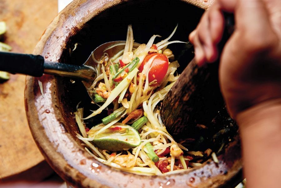 Som tum - gỏi đu đủ cay nổi tiếng trong danh sách món ăn đường phố Thái Lan