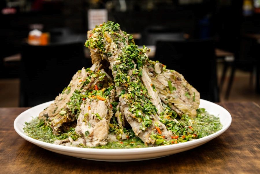 Leng Saap là món sườn núi cay khổng lồ nổi tiếng hấp dẫn nhiều du khách