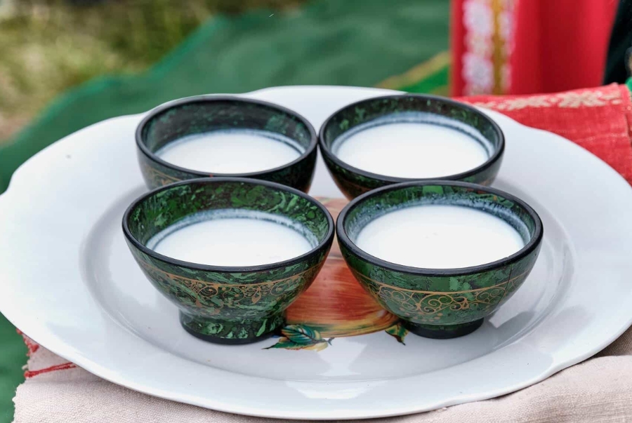  Rượu Airag thường dùng để mời khách quý trong các buổi lễ lớn của người du mục