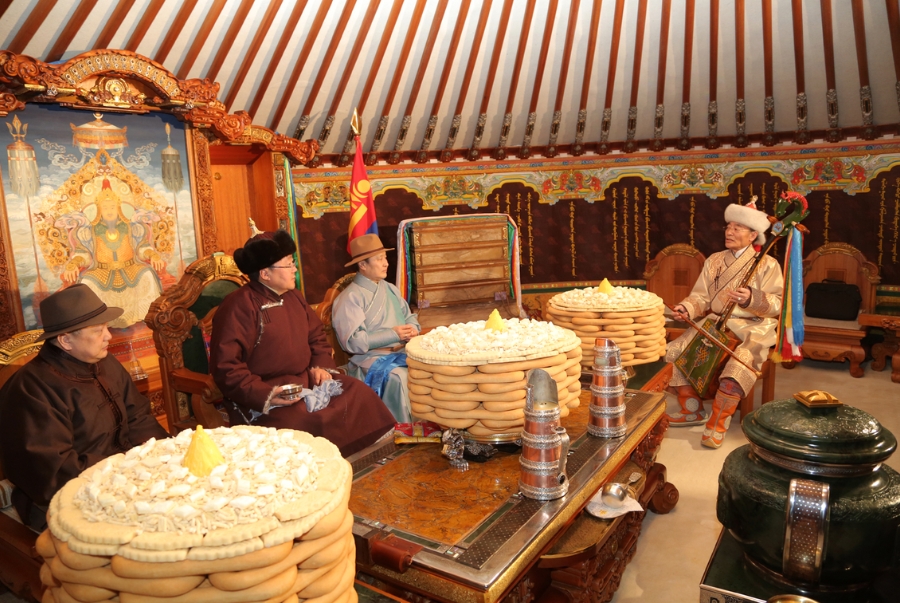 Bữa tiệc truyền thống đậm đà bản sắc trong không gian ấm cúng của lều du mục