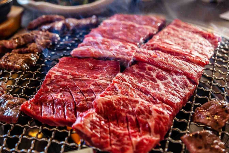 Thịt nướng nóng hổi là món ăn không thể nào bỏ qua vào những ngày lạnh buốt ở Hàn