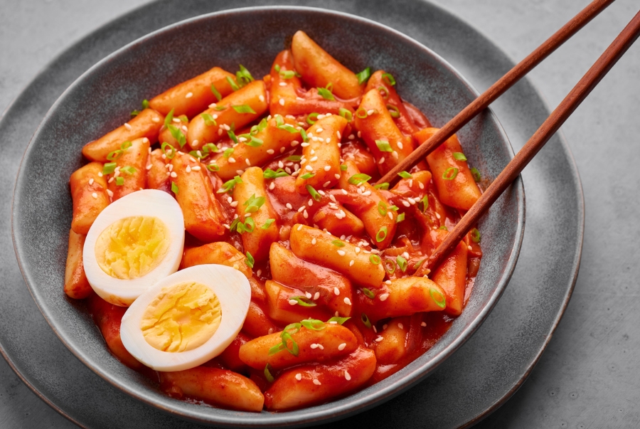 Tteokbokki là món ăn đường phố quen thuộc và cũng là biểu tượng của ẩm thực Hàn Quốc