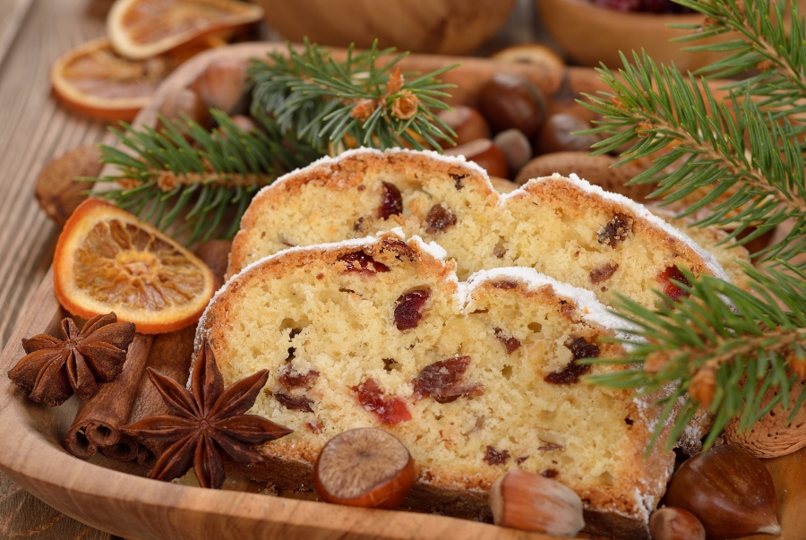 Vị ngọt dịu dàng của bánh Stollen hòa quyện trái cây khô và hương quế ấm áp