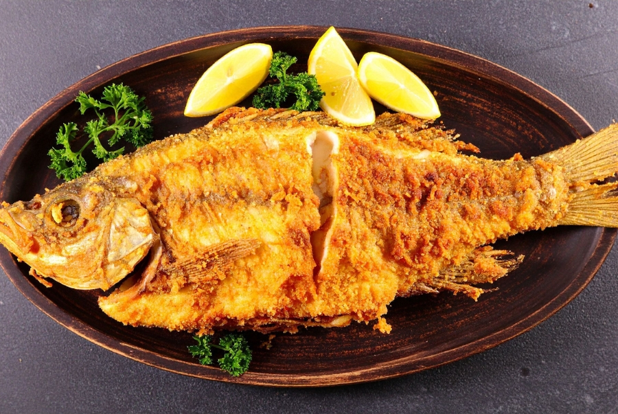 Cá chép chiên vàng giòn, biểu tượng may mắn và sung túc trong đêm Noel ấm áp