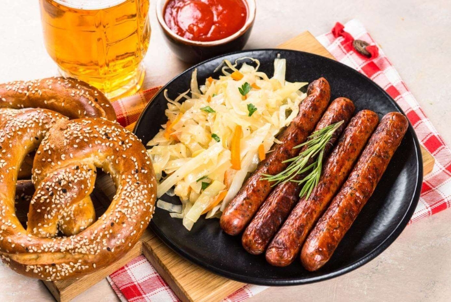 Món xúc xích nướng nóng hổi và Pretzel giòn rụm, gắn liền không khí lễ hội Âu châu