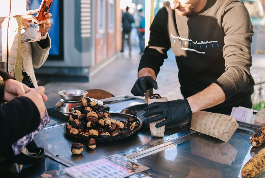 Những phần hạt dẻ rang thơm ngon lan tỏa khắp các con phố ở Thượng Hải