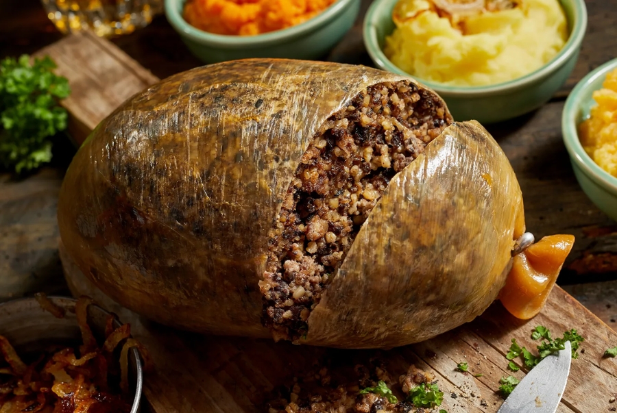 Haggis được làm từ nội tạng cừu băm nhỏ trộn cùng với yến mạch