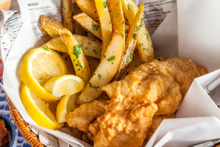 Fish and Chips gồm có cá tẩm bột chiên giòn ăn cùng với khoai tây chiên