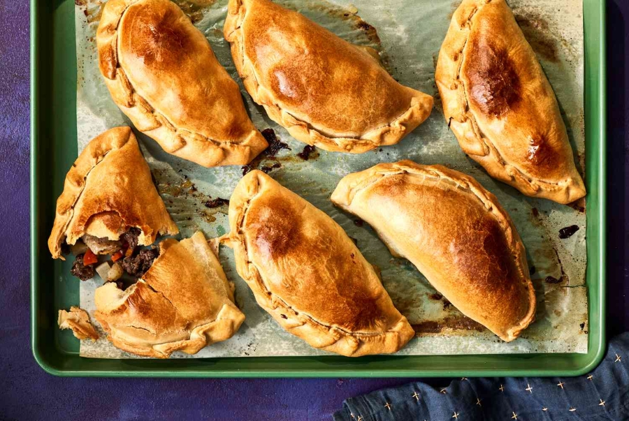 Cornish Pasty là loại bánh nướng truyền thống có nguồn gốc từ vùng Cornwall