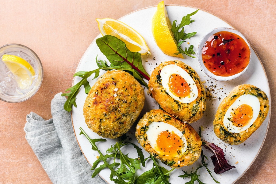 Scotch Egg là món trứng luộc được bọc bên ngoài bởi lớp thịt xay nhuyễn