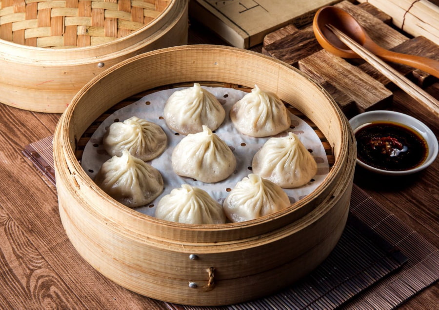 Xiao Long Bao là một loại bánh bao nhỏ xinh với lớp vỏ bột mỏng manh, được cả người dân địa phương lẫn du khách yêu thích