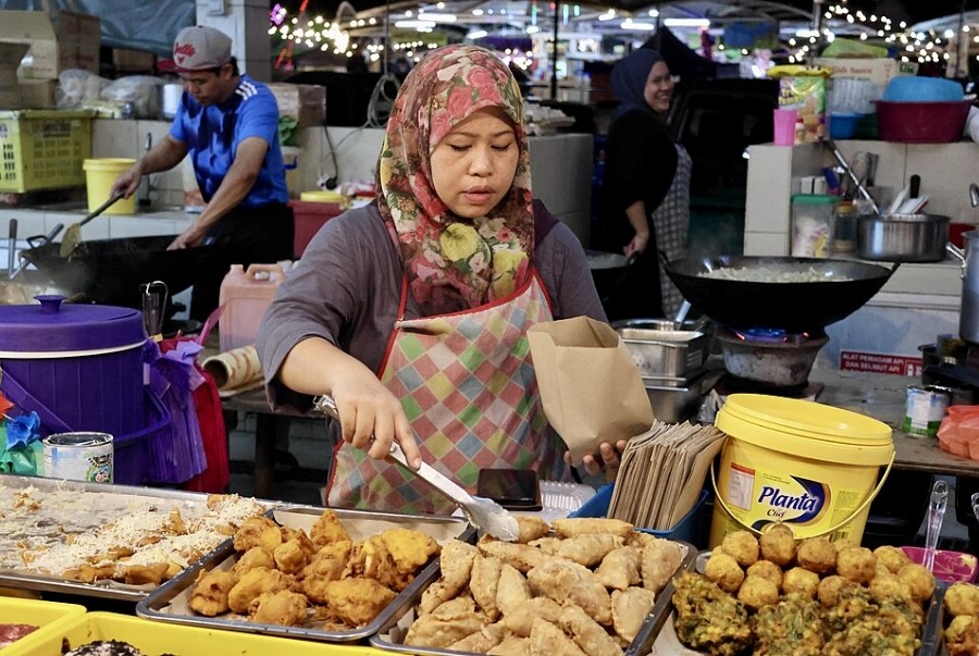 Chợ đêm Gadong luôn là điểm đến yêu thích của nhiều du khách bởi ẩm thực phong phú