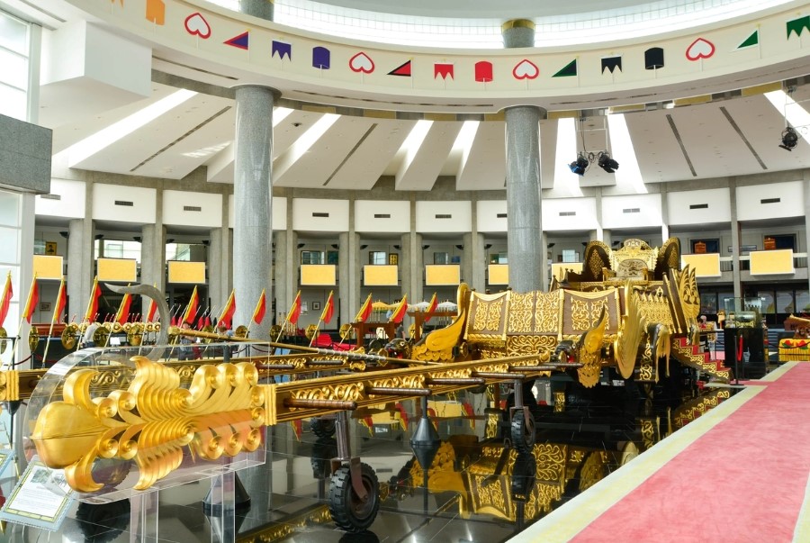 Khu trưng bày xe cỗ ngựa vàng được sử dụng trong lễ đăng quang của Quốc vương