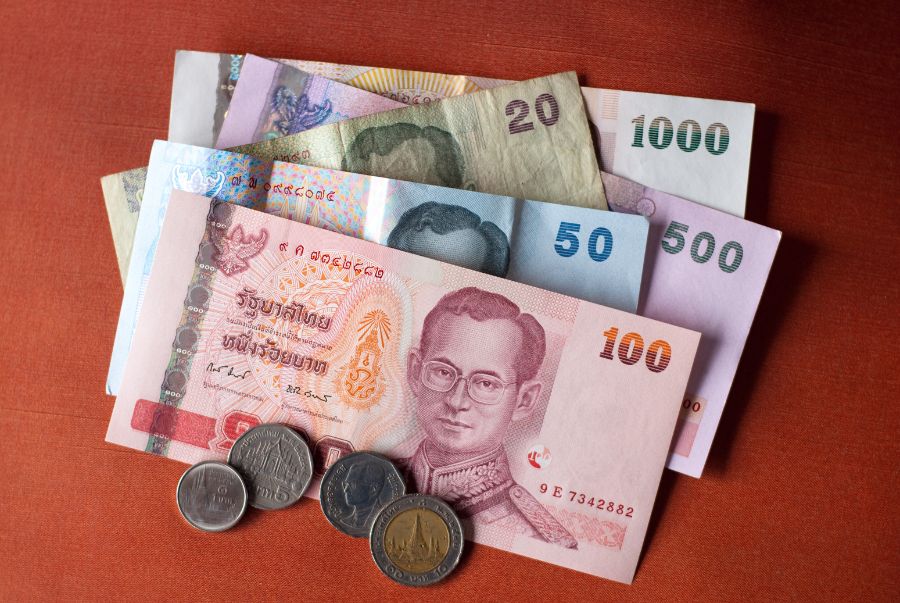 Du khách nên chuẩn bị sẵn một ít tiền mặt để thuận tiện hơn trong việc chi tiêu và mua sắm