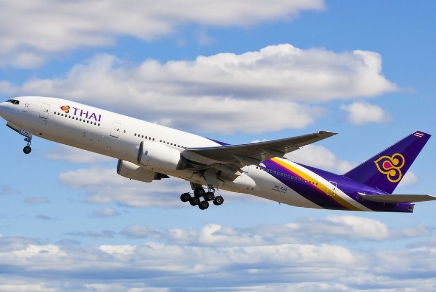 Từ Việt Nam du khách có thể lựa chọn nhiều hãng hàng không khác nhau để bay thẳng đến Thái Lan