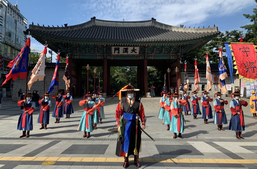 Một điểm nhấn khác không thể bỏ qua tại cung điện Deoksugung là Nghi lễ đổi gác hoàng gia