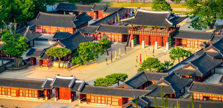 Suwon Hwaseong Haenggung là một cung điện tạm thời nằm trong khu phức hợp Pháo đài Hwaseong ở thành phố Suwon