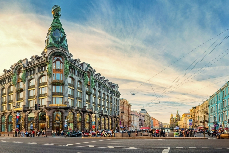 Đại lộ Nevsky Prospekt kéo dài xuyên qua trung tâm kết nối nhiều địa điểm tham quan