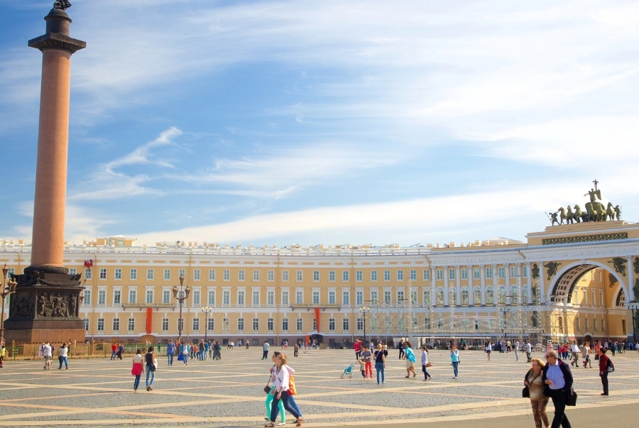 Quảng trường Cung điện là quảng trường trung tâm của Saint Petersburg