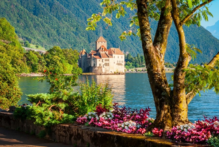 Hồ Geneva hồ nước xanh trong tuyệt đẹp giữa khung cảnh núi non châu Âu