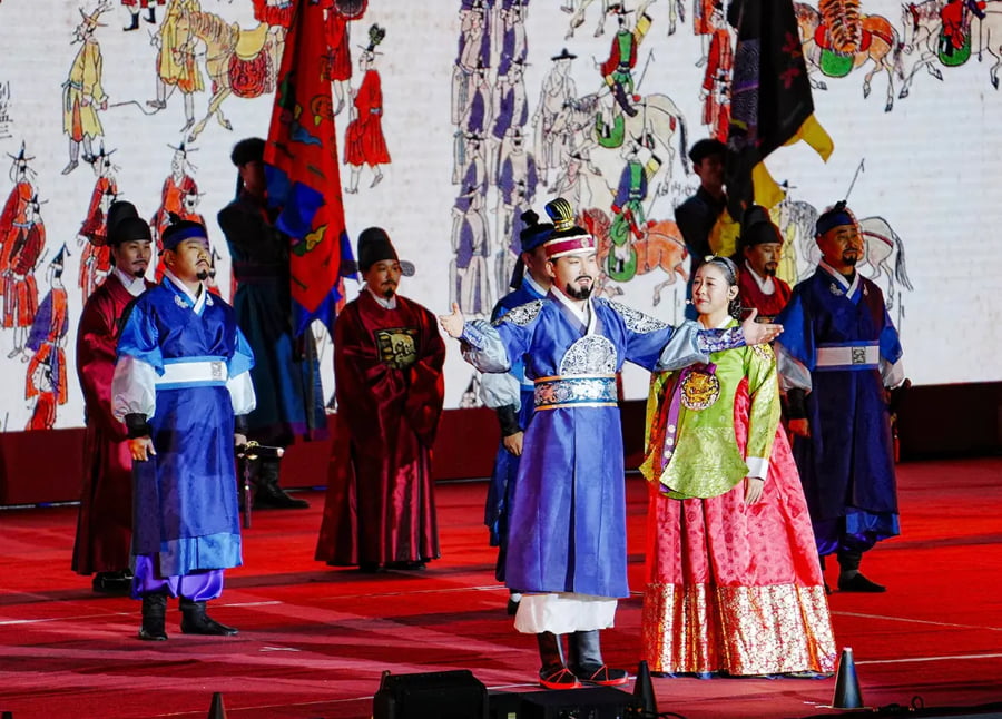 Lễ hội văn hóa pháo đài Suwon Hwaseong là một trong những lễ hội mùa thu Hàn Quốc quy mô lớn