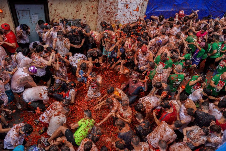 La Tomatina là lễ hội ném cà chua nổi tiếng toàn cầu được diễn ra tại Tây Ban Nha