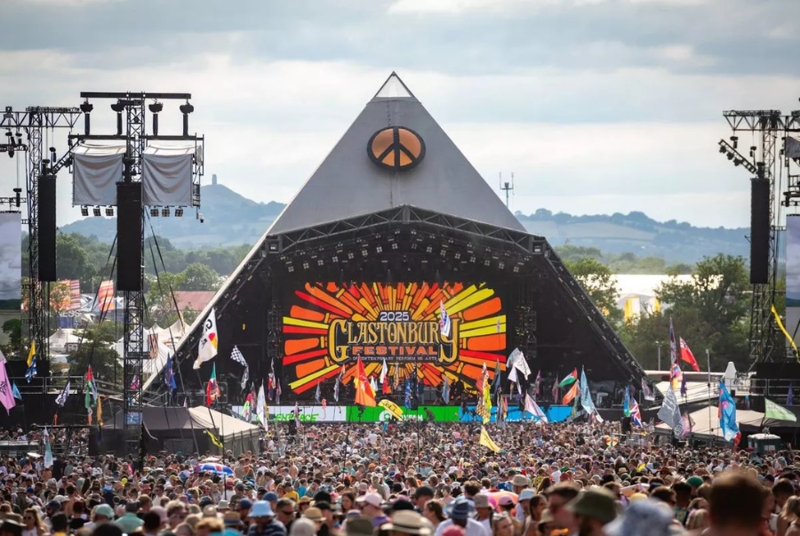 Glastonbury là lễ hội âm nhạc thường được tổ chức vào mùa hè tại vùng Someset