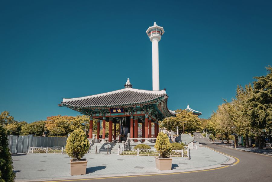 Busan Tower là một trong những điểm quan sát toàn cảnh thành phố đẹp nhất Busan