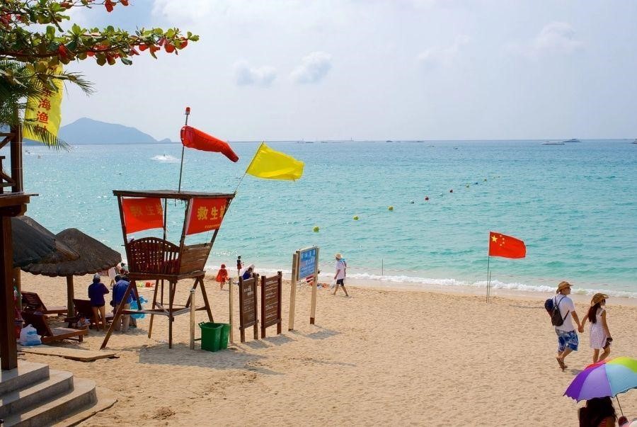 Bãi biển Đại Đông Hải là điểm đến sôi động ở Hải Nam