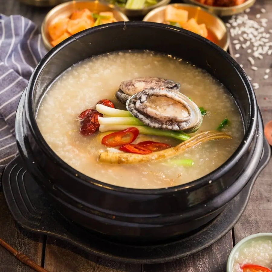 Cháo bào ngư là một lựa chọn tuyệt vời cho những ai tìm kiếm sự bổ dưỡng và tinh tế trong ẩm thực