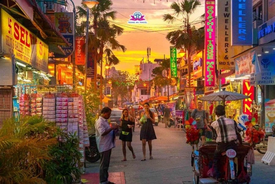 Phố George Town rực rỡ đèn màu về đêm, hòa trộn nét cổ kính và nhịp sống sôi động
