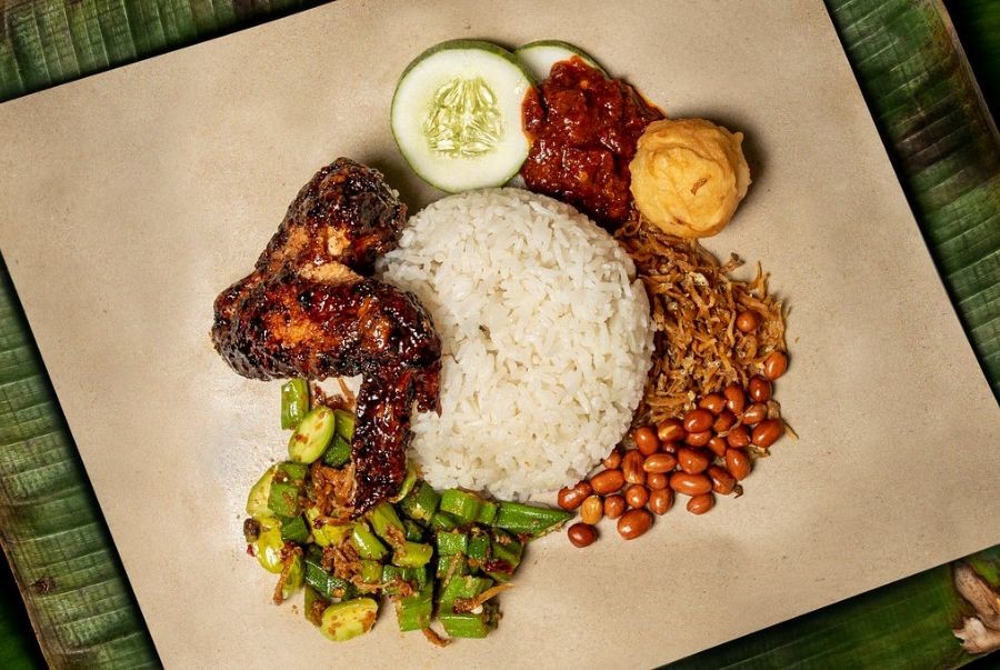 Thưởng thức Nasi Lemak – cơm nấu nước dừa thơm lừng, đậm vị truyền thống