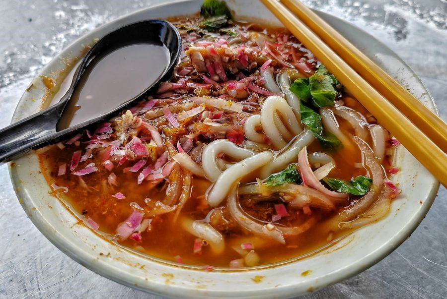 Một tô Asam Laksa nóng hổi, hòa quyện vị cá, rau thơm và nước dùng chua cay
