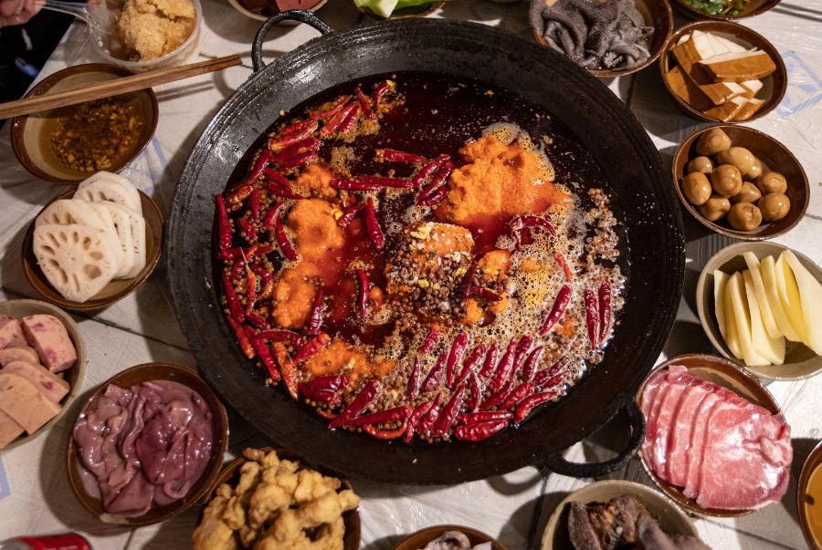 Lẩu Tứ Xuyên sử dụng tiêu hoa tê, ớt khô, gừng, tỏi cùng hàng chục loại gia vị để tạo nên hương vị tê cay