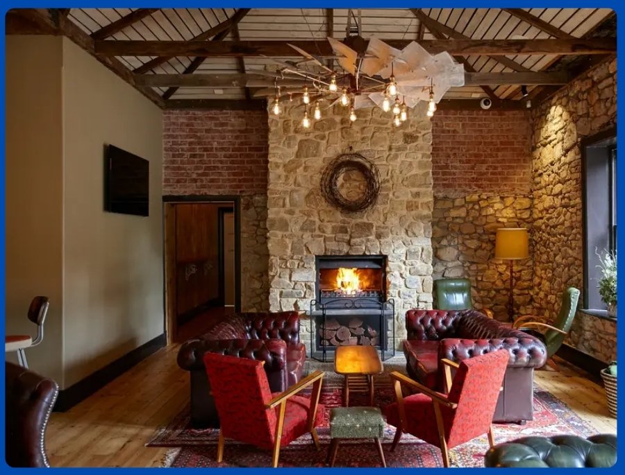 Hình ảnh lò sưởi nổi lửa tạo nên khung cảnh ấm áp trong khoảng thời gian mùa đông lạnh giá