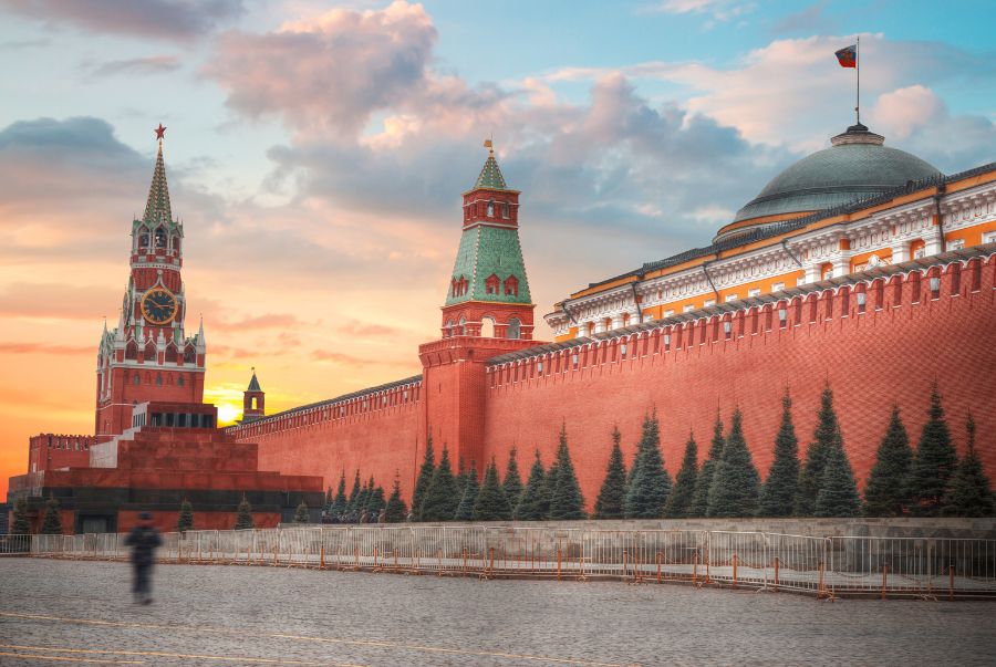 Điện Kremlin là pháo đài cổ với bức tường thành đỏ kéo dài