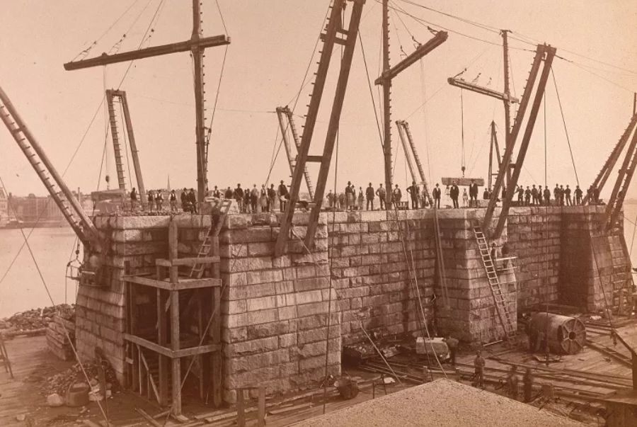 Công trình cầu Brooklyn trong những ngày đầu khởi công trên sông East River