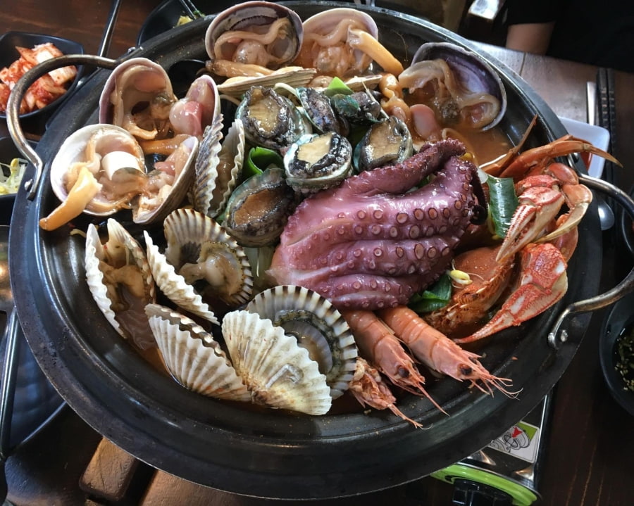 Nếu bạn đi du lịch Hàn Quốc theo nhóm hoặc gia đình, lẩu hải sản là một lựa chọn lý tưởng, mang đến sự ấm cúng và trải nghiệm ẩm thực thú vị