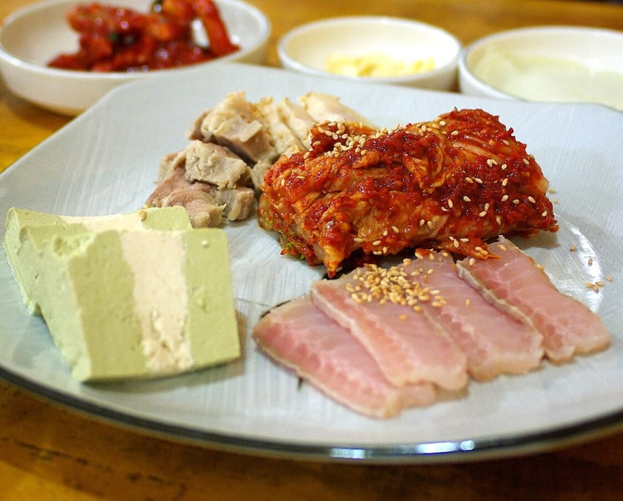 Món cá đuối lên men có mùi vị khá đặc biệt, được xem là một thử thách ẩm thực đối với du khách nước ngoài