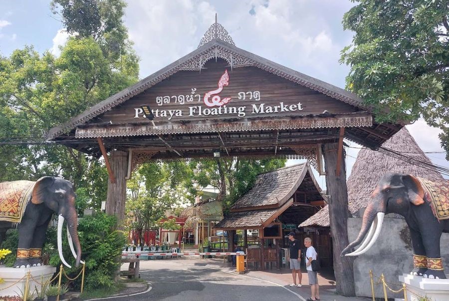 Cổng vào chợ nổi bốn miền Pattaya với kiến trúc gỗ truyền thống
