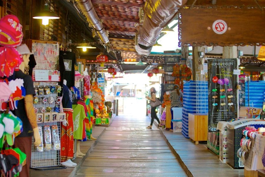 Du khách đừng quên mua sắm những món quà lưu niệm tại đây