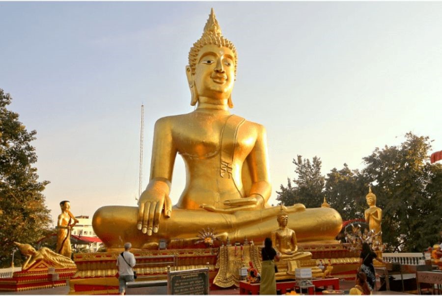 Toàn cảnh tượng Phật vàng khổng lồ tại chùa Wat Phra Yai Pattaya