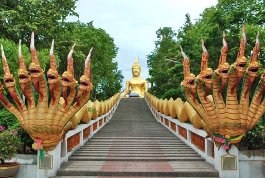 Bậc thang rồng Naga dẫn lên tượng Phật vàng