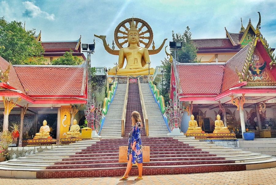 Du khách check-in tại chùa Wat Phra Yai