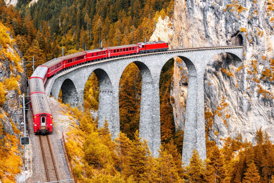 Glacier Express đưa du khách băng qua trái tim của dãy Alps với hành trình dài 8 tiếng