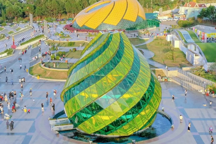 Quảng trường Lâm Viên là địa điểm check-in của nhiều du khách khi đến du lịch Đà Lạt