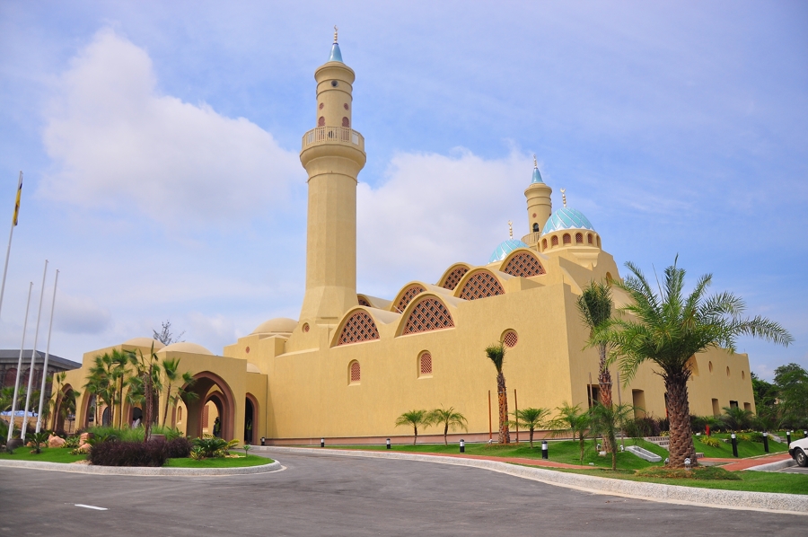 Ash-Shaliheen là một nhà thờ Hồi giáo ở Brunei được lấy cảm hứng từ kiến trúc Maroc với màu cát và mái chóp màu xanh cổ vịt