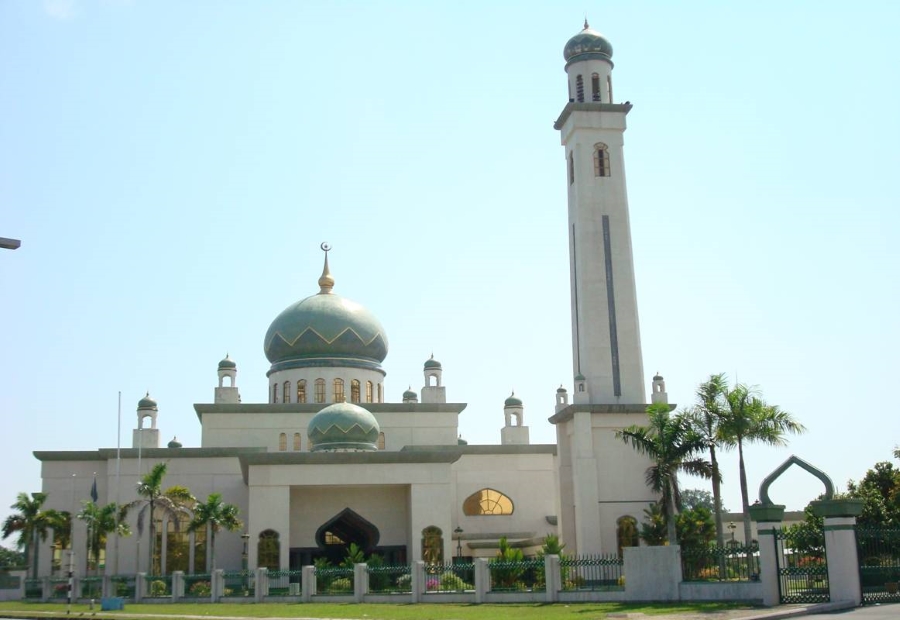 Masjid Al-Ameerah Al-Hajjah Maryam mang đậm phong cách Hồi giáo hiện đại kết hợp với yếu tố truyền thống