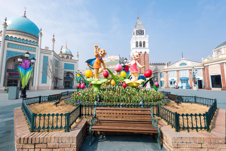 Ngay khi bước vào Everland bạn sẽ được chào đón bởi khu Global Fair với toà nhà được thiết kế theo phong cách Châu Âu